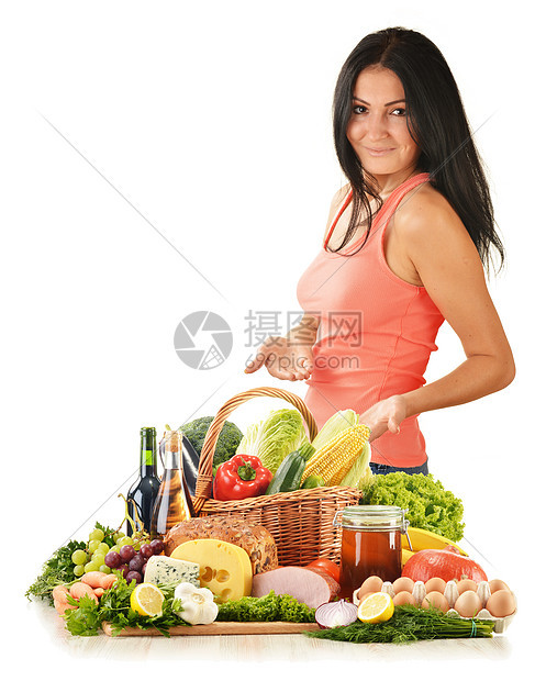 青年妇女 有各种杂货产品香肠饮食蔬菜桌子柠檬女性牛奶蜂蜜水果面包图片