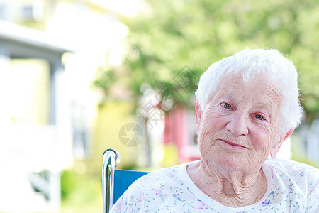 轮椅上的高级女性退休人士祖母老年奶奶女士护理残障房子住宅图片