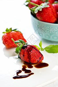 草莓加白沙酱饮食食物水果小吃健康草本植物营养甜点绿色红色图片