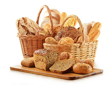 面包和卷轴篮子中的面包和卷滚大麦亚麻产品粮食小麦糕点桌子种子向日葵购物图片