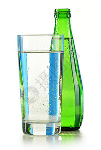 白上隔离的玻璃瓶矿泉水白色盘子回收矿物饮料瓶子液体产品玻璃杂货店图片