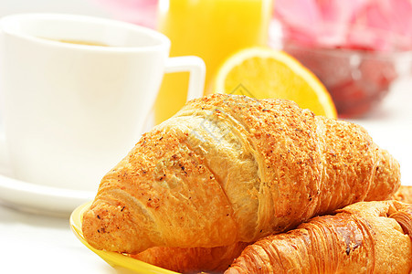 表格上早餐和早餐的构成桌子羊角橙子饮料玻璃食物果汁盘子杯子面包图片