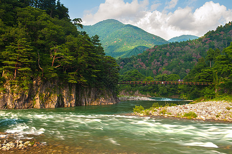 日本风景溪流蓝色巨石日落急流岩石流动天蓝色石头爬坡图片