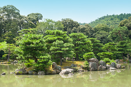 Zen花园公园植物传统园艺巨石松树哲学池塘天空建筑学图片