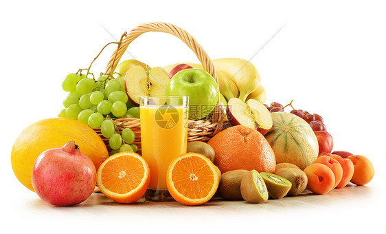 以各种水果组成 在柳篮中植物杂货店白色热带柳条玻璃杏子香蕉果汁橙子图片