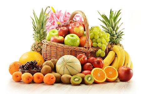 以各种水果组成 在柳篮中橙子奇异果油桃杂货店菠萝篮子杏子柳条白色植物图片
