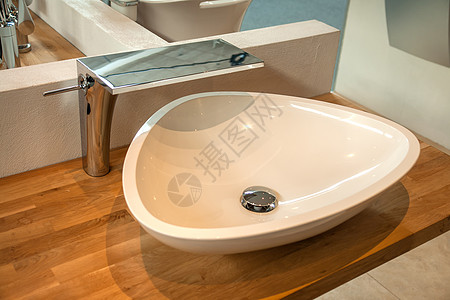 室内浴室内有现代水槽和水龙头建筑学卫生反射制品金属陶瓷合金混合器柜台装饰图片