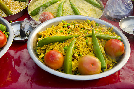 盘子里的印度食品和市场上的坦率图片