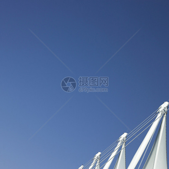 帆船和蓝天空广场螺栓摩天大楼三角形天空建造中心电缆天蓝色建筑图片