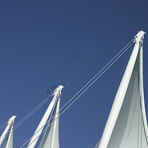 帆船和蓝天空电缆三角形会议帐篷材料地标桅杆天蓝色建筑电线图片