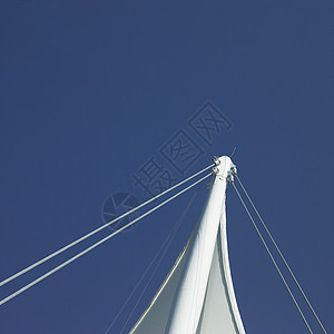 帆船和蓝天空天空三角形风帆天蓝色电缆桅杆建造帐篷广场摩天大楼图片