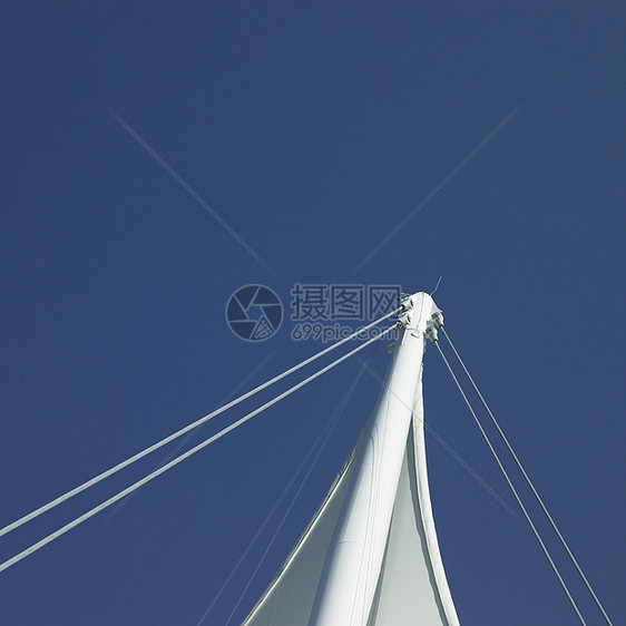 帆船和蓝天空天空三角形风帆天蓝色电缆桅杆建造帐篷广场摩天大楼图片