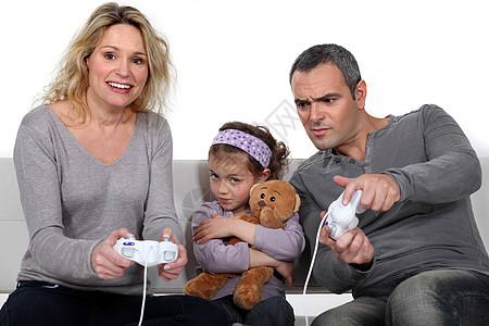 男人和女人玩电子游戏 与小女孩小屁屁图片