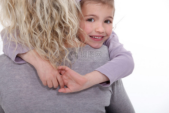 一个拥抱她女儿的母亲图片