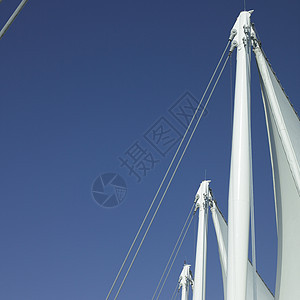 帆船和蓝天空中心建造风帆桅杆摩天大楼篷布天空电线天蓝色蓝色图片