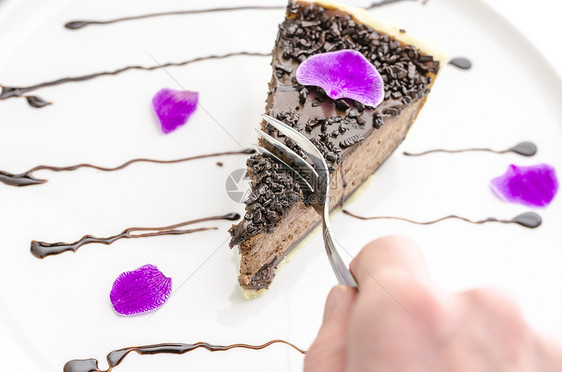吃一个蛋糕 用粉红花瓣装饰的蛋糕饮食盘子美食烹饪白色紫色甜点餐厅诱惑兰花图片