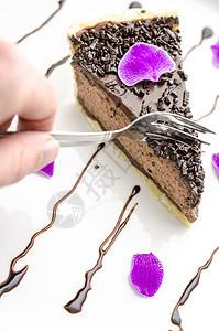 吃一个蛋糕 用粉红花瓣装饰的蛋糕白色粉色盘子美食餐厅面包诱惑饮食巧克力食物图片