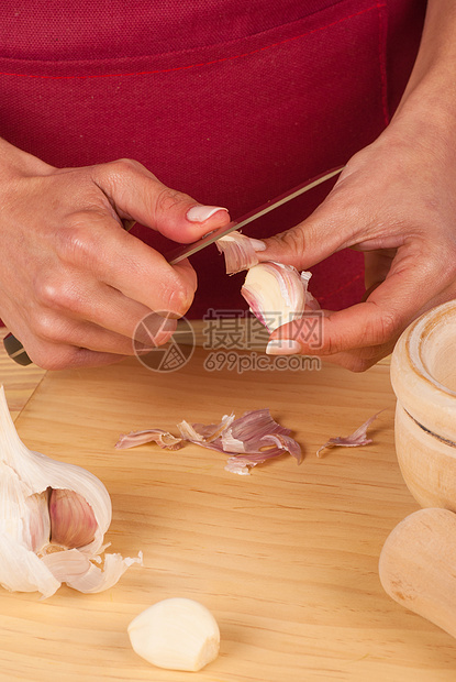 切大蒜丁香灯泡餐具砂浆美食静物女性图片