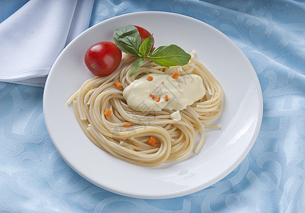 意大利面条蓝色餐巾白色奶油绿色桌布食物盘子图片