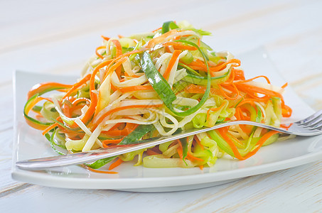 塞菜和胡萝卜加沙拉沙拉芹菜盘子小吃洋葱食物香料美食蔬菜服务色拉图片