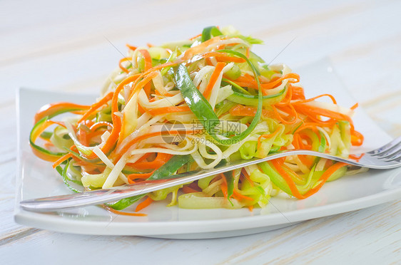 塞菜和胡萝卜加沙拉沙拉芹菜盘子小吃洋葱食物香料美食蔬菜服务色拉图片