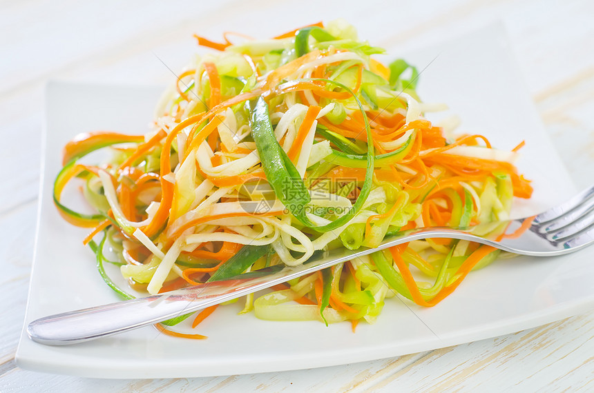 塞菜和胡萝卜加沙拉沙拉色拉食品盘子美食饮食油菜芹菜香料餐厅菜单图片