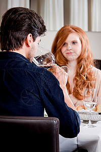 一对夫妇在餐厅喝红酒酒杯男人成人女性菜单恋人眼镜男性瓶子饮料图片