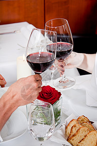 一对夫妇在餐厅喝红酒成人食物微笑玻璃幸福庆典瓶子眼镜酒杯男性图片