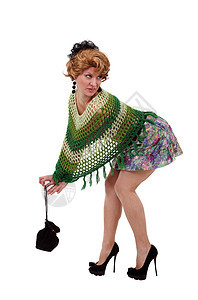 女孩在一个绿色的编织poncho 在tne白色背景姿势身体金发高跟鞋投标护理冒充女性成人嘴唇图片
