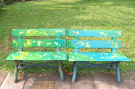 公园里的两把木椅子草地绿色场景放松叶子座位园艺花园木头图片