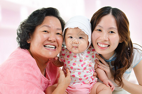 在家幸福的亚洲家庭老年婴儿女孩孩子后代喜悦快乐孙子女性乐趣图片