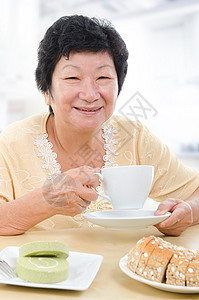 亚洲高龄妇女在早餐吃早饭图片