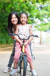 亚洲家庭骑自行车图片