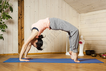 瑜伽妇女训练禅意女性蜡烛运动房间情绪福利地面身体图片