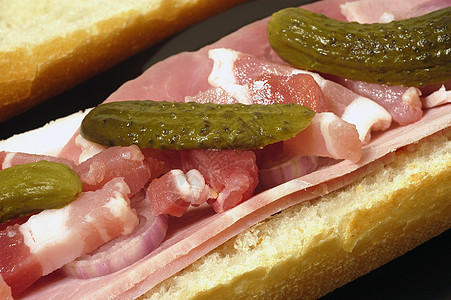火腿和葡萄干三明治绿色小吃食物饮食野餐白色包子美食营养香料图片