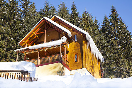 喀尔巴阡山脉冬季山的木小屋图片