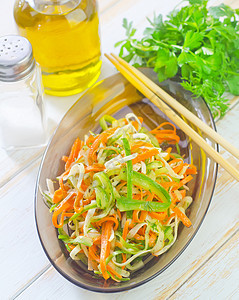 新鲜沙拉香料叶子营养盘子萝卜蔬菜餐厅饮食香菜胡椒图片