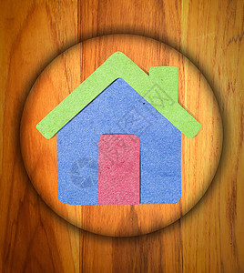 木质背景上的房子图标图片