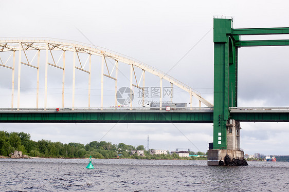 桥柱子水平绿色运输灰色白色城市图片