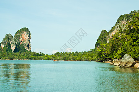 海望向山峰阳光天空帆船地平线蓝色海景海洋海滩日光海浪图片