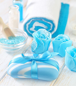 盐 肥皂和油淋浴治疗天蓝色按摩身体美容保湿卫生水疗擦洗图片