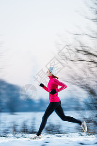 年青女子在寒冷的冬日户外活动运动慢跑者天气跑步越野运动员火车青年成人运动装图片