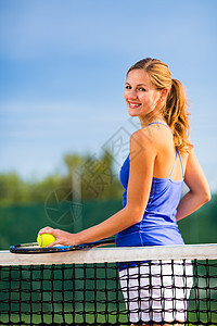 一个拥有复制空间的漂亮年轻网球运动员的肖像活力女性快乐天空运动冠军速度晴天女孩法庭图片