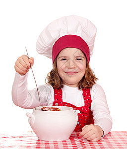 快乐的小女孩煮汤图片