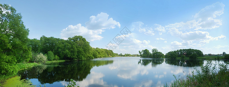 蓝色天空和湖泊的美丽的坐椅风景图片