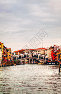 位于意大利威尼斯的Rialto桥天空航海运河血管旅行城市历史建筑学汽艇图片