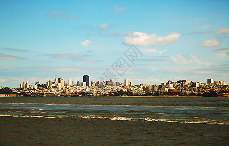 旧金山市中心 从海湾里看到全景海洋建筑物建筑学都市航海城市景观码头摩天大楼图片