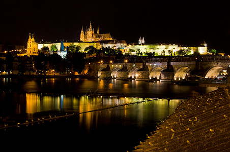 布拉格城堡在夜间全景生机旅行景观建筑遗产首都城市风景教会图片