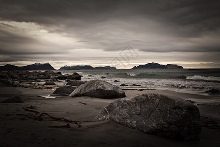 挪威海滩石头沙滩阴天海洋波浪海岸图片