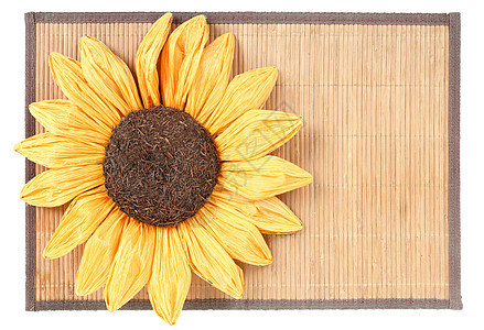 木桌设置背景的向日葵装饰圆形园艺水平框架黄色花朵环境花园橙子太阳图片